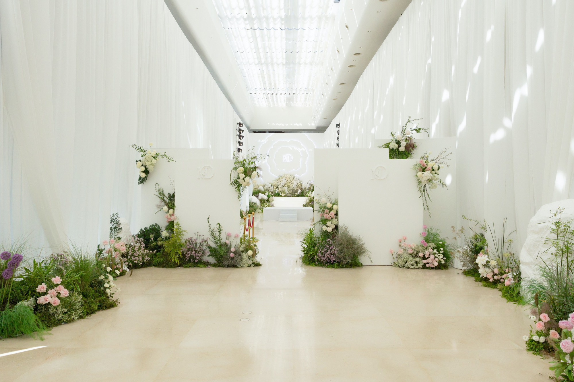 Cận cảnh không gian tiệc cưới chuẩn cổ tích với 15.000 bông hoa tươi của Midu và ông xã thiếu gia- Ảnh 1.