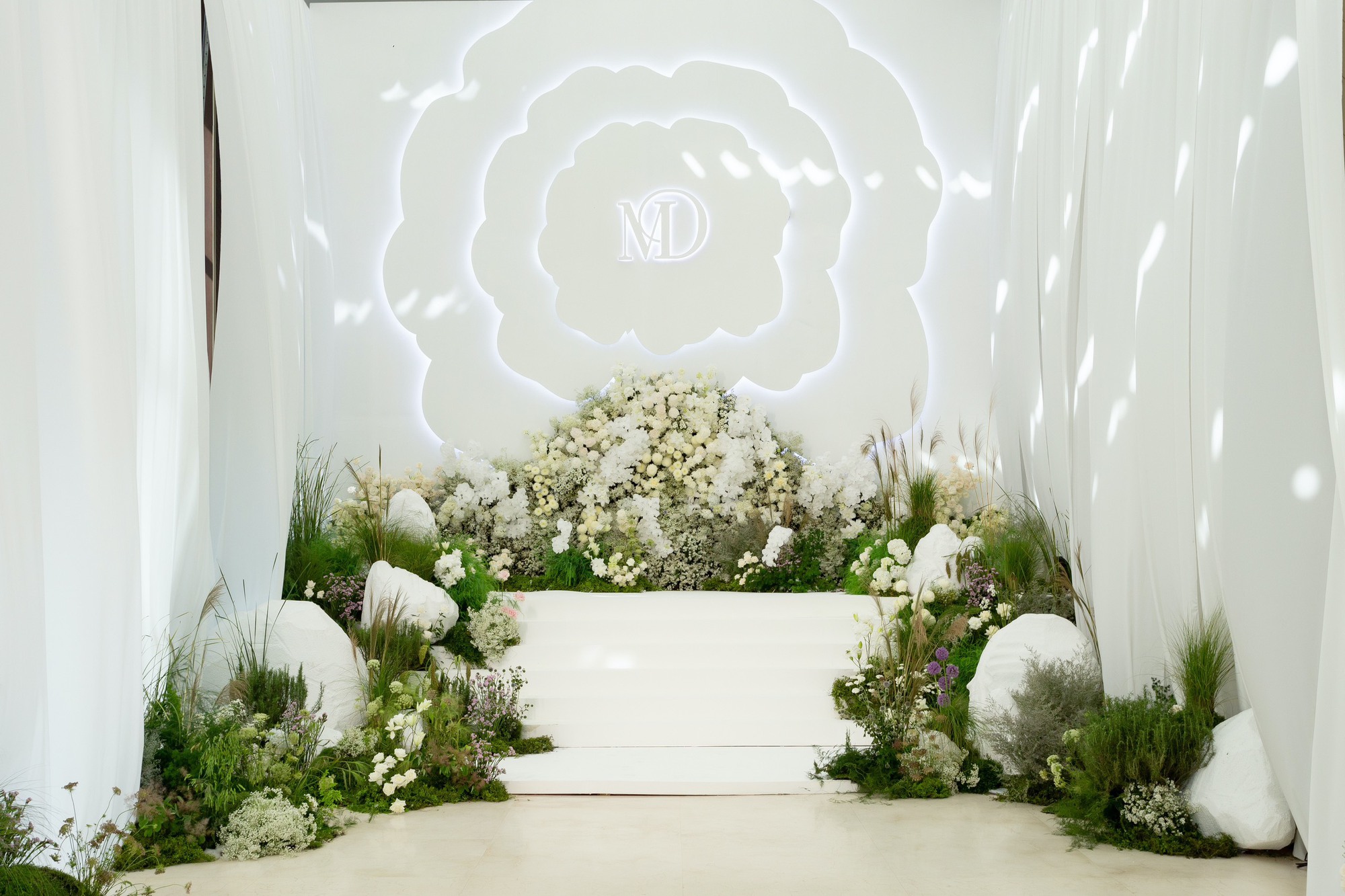Cận cảnh không gian tiệc cưới chuẩn cổ tích với 15.000 bông hoa tươi của Midu và ông xã thiếu gia- Ảnh 3.
