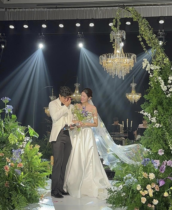 Nam ca sĩ tổ chức đám cưới ở Hà Nội vào tối nay: Visual cô dâu ấn tượng, dàn sao Vbiz góp mặt - Ảnh 3.