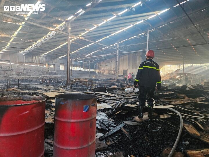 Lửa thiêu rụi 2.400m2 xưởng gỗ ở Bình Định, thiệt hại hơn 20 tỷ đồng - Ảnh 1.