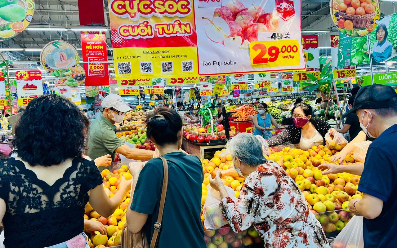 Hàng ngàn mặt hàng trái cây, thực phẩm đang khuyến mại sâu, các &quot;ông lớn&quot; bán lẻ hỗ trợ người tiêu dùng giảm gánh nặng chi tiêu