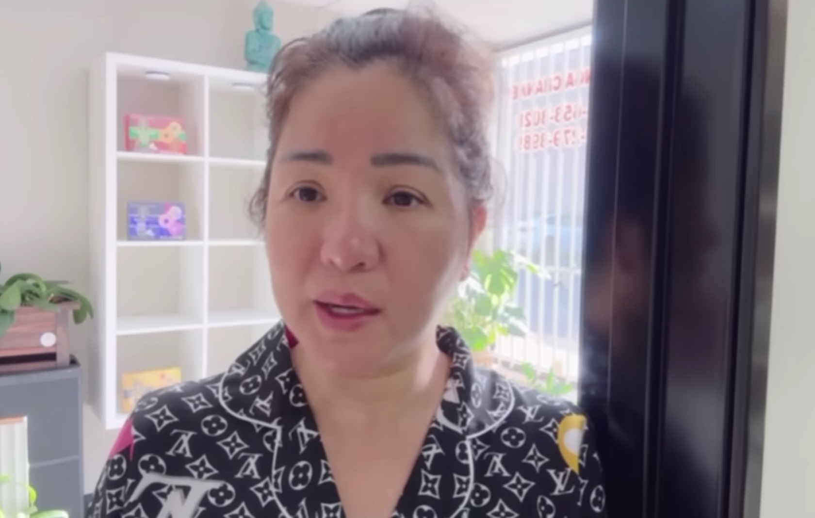 Một nữ nghệ sĩ Việt tại Mỹ thất thần khi nửa đêm bị trộm cắt cửa đột nhập lấy sạch hàng hóa- Ảnh 1.