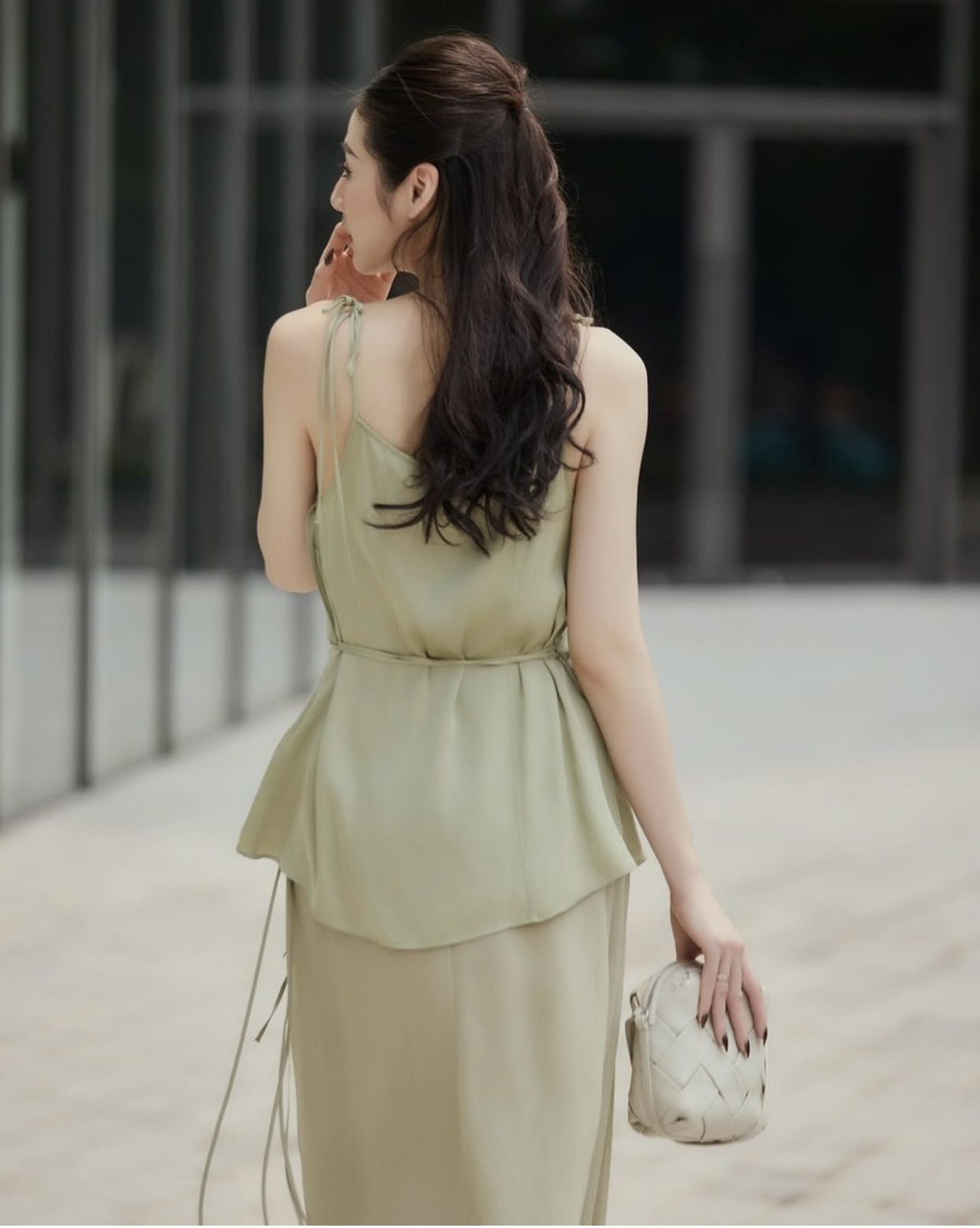 Học Á hậu Tú Anh biến những outfit mùa hè thường ngày không nhàm chán- Ảnh 4.