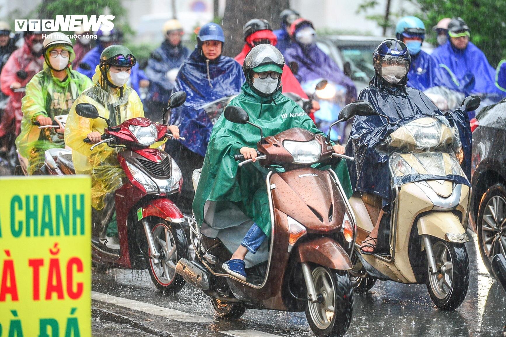 Giao thông Hà Nội hỗn loạn trong cơn mưa như trút nước - Ảnh 6.