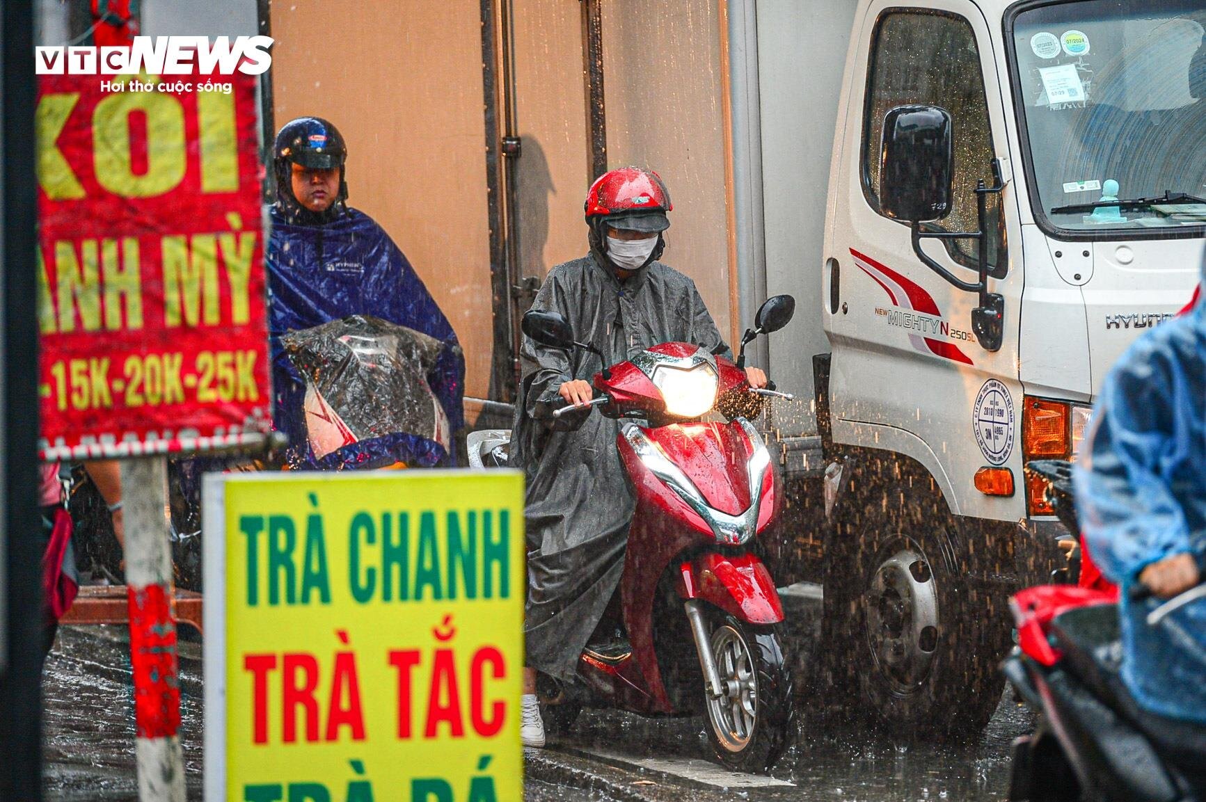 Giao thông Hà Nội hỗn loạn trong cơn mưa như trút nước - Ảnh 10.