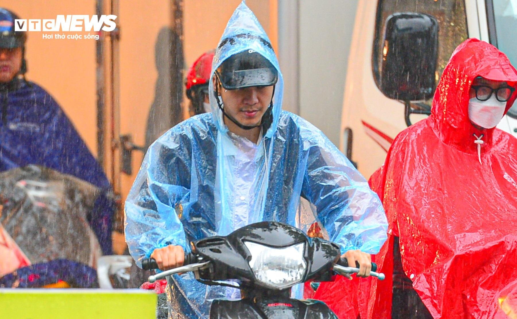 Giao thông Hà Nội hỗn loạn trong cơn mưa như trút nước - Ảnh 12.
