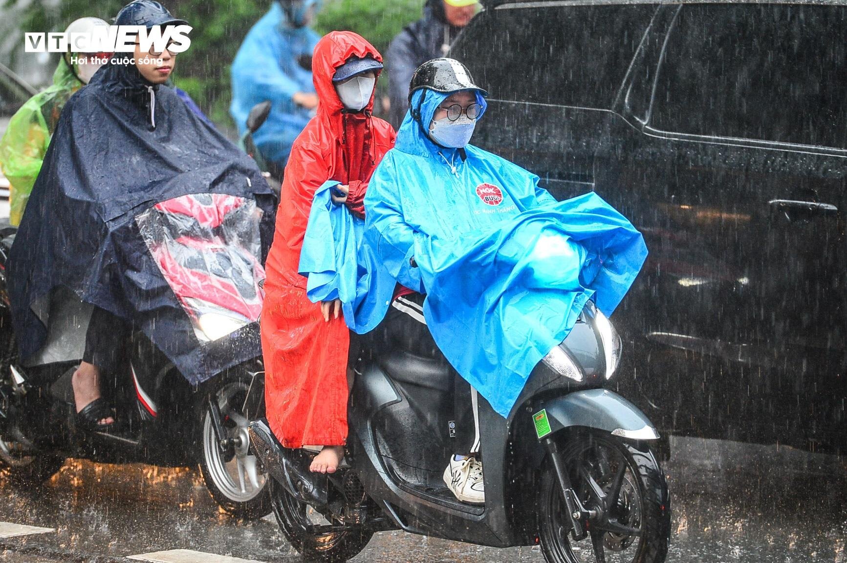 Giao thông Hà Nội hỗn loạn trong cơn mưa như trút nước - Ảnh 11.