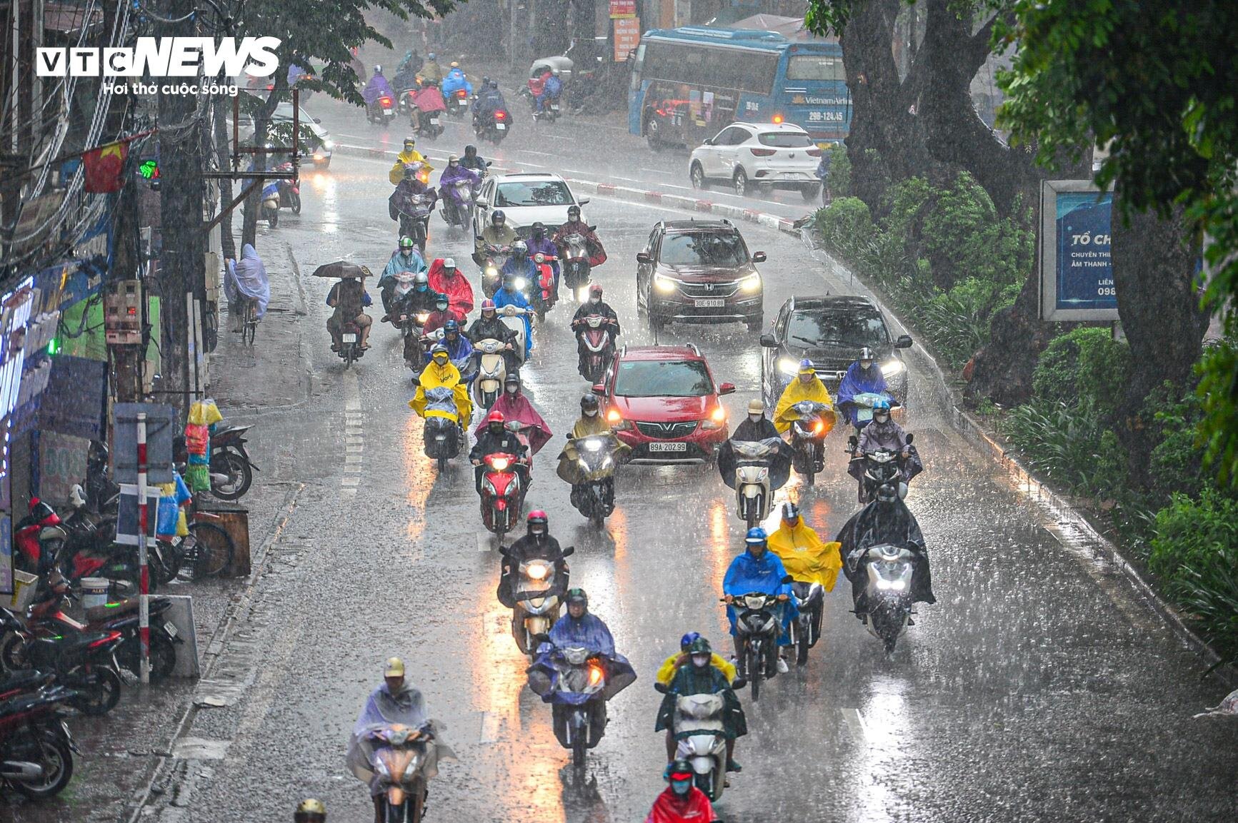 Giao thông Hà Nội hỗn loạn trong cơn mưa như trút nước - Ảnh 13.