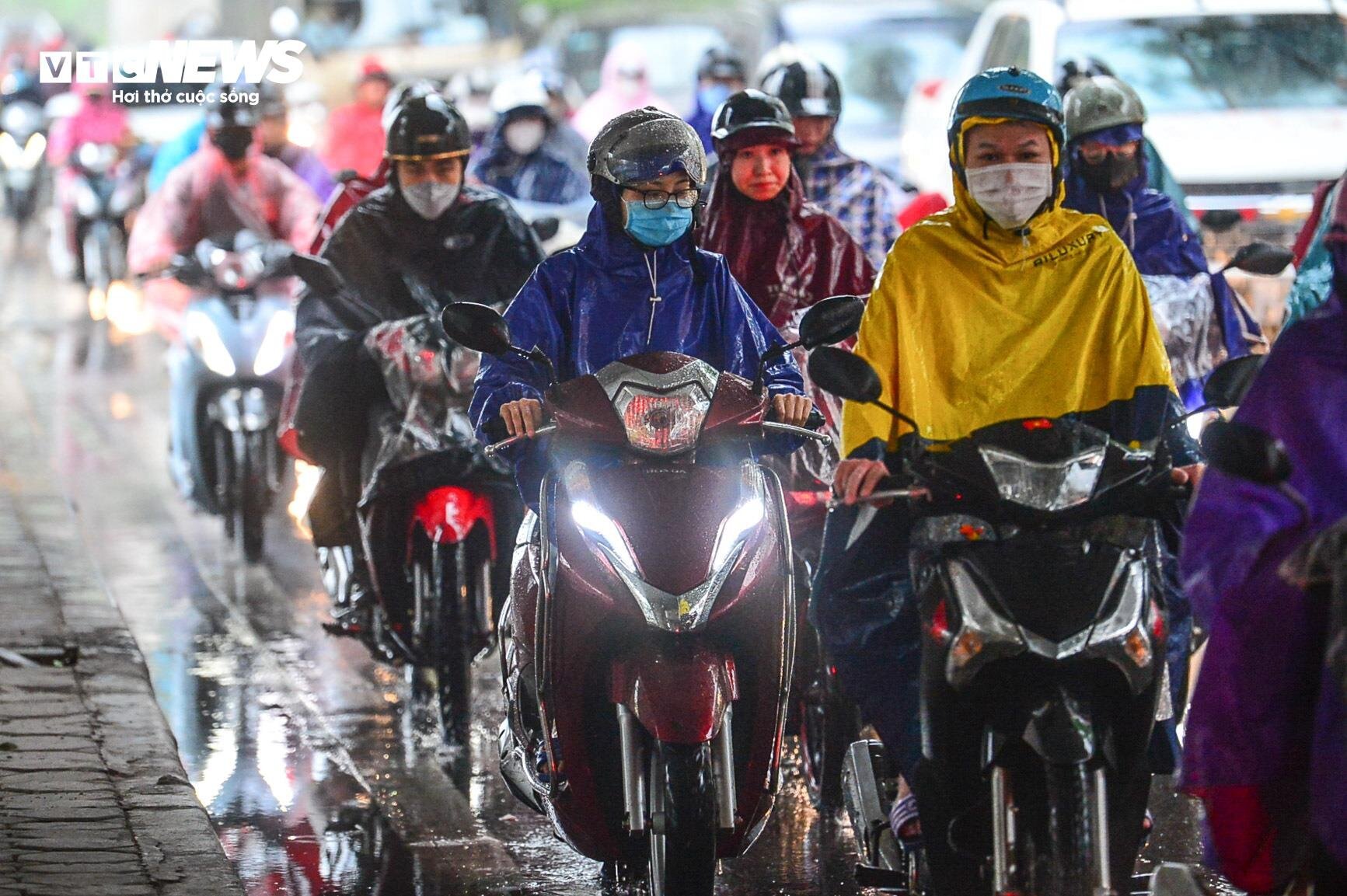 Giao thông Hà Nội hỗn loạn trong cơn mưa như trút nước - Ảnh 7.