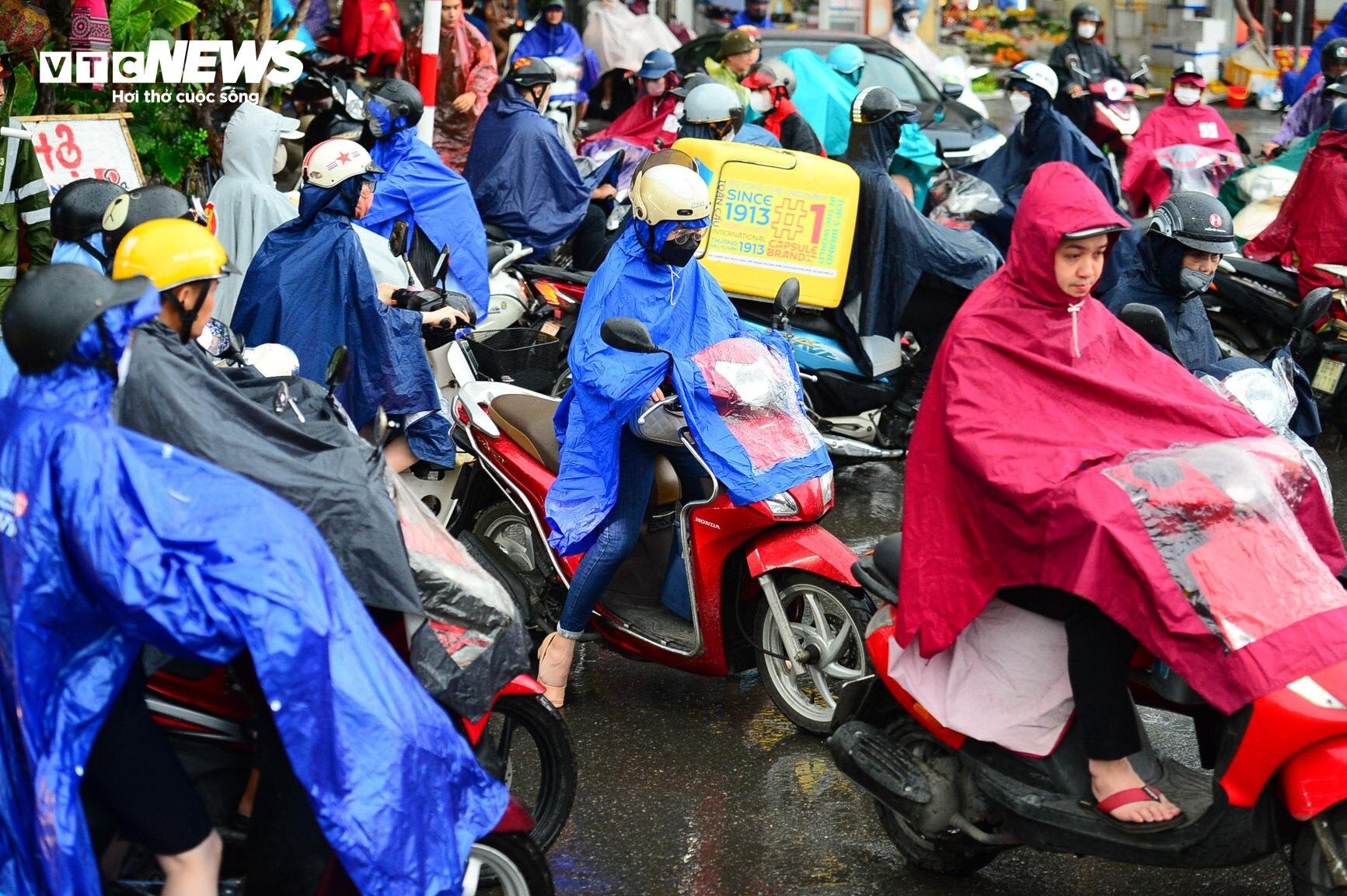 Giao thông Hà Nội hỗn loạn trong cơn mưa như trút nước - Ảnh 9.