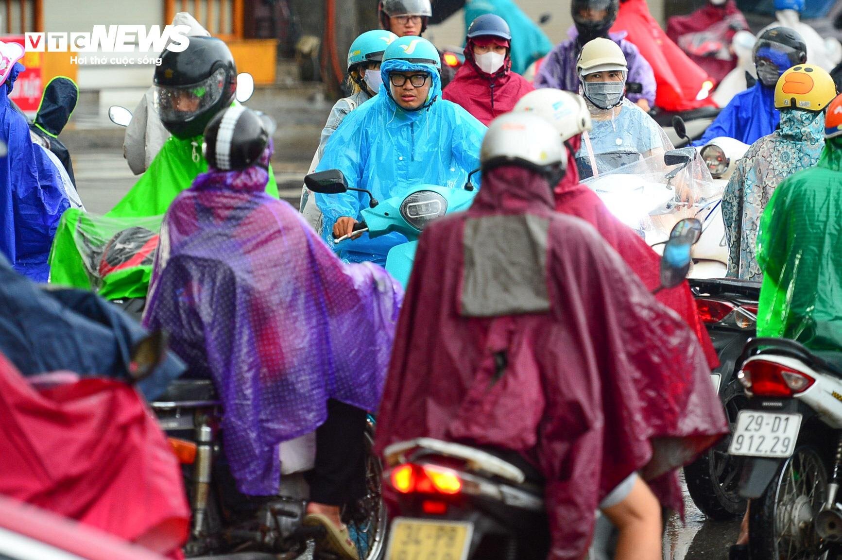 Giao thông Hà Nội hỗn loạn trong cơn mưa như trút nước - Ảnh 8.