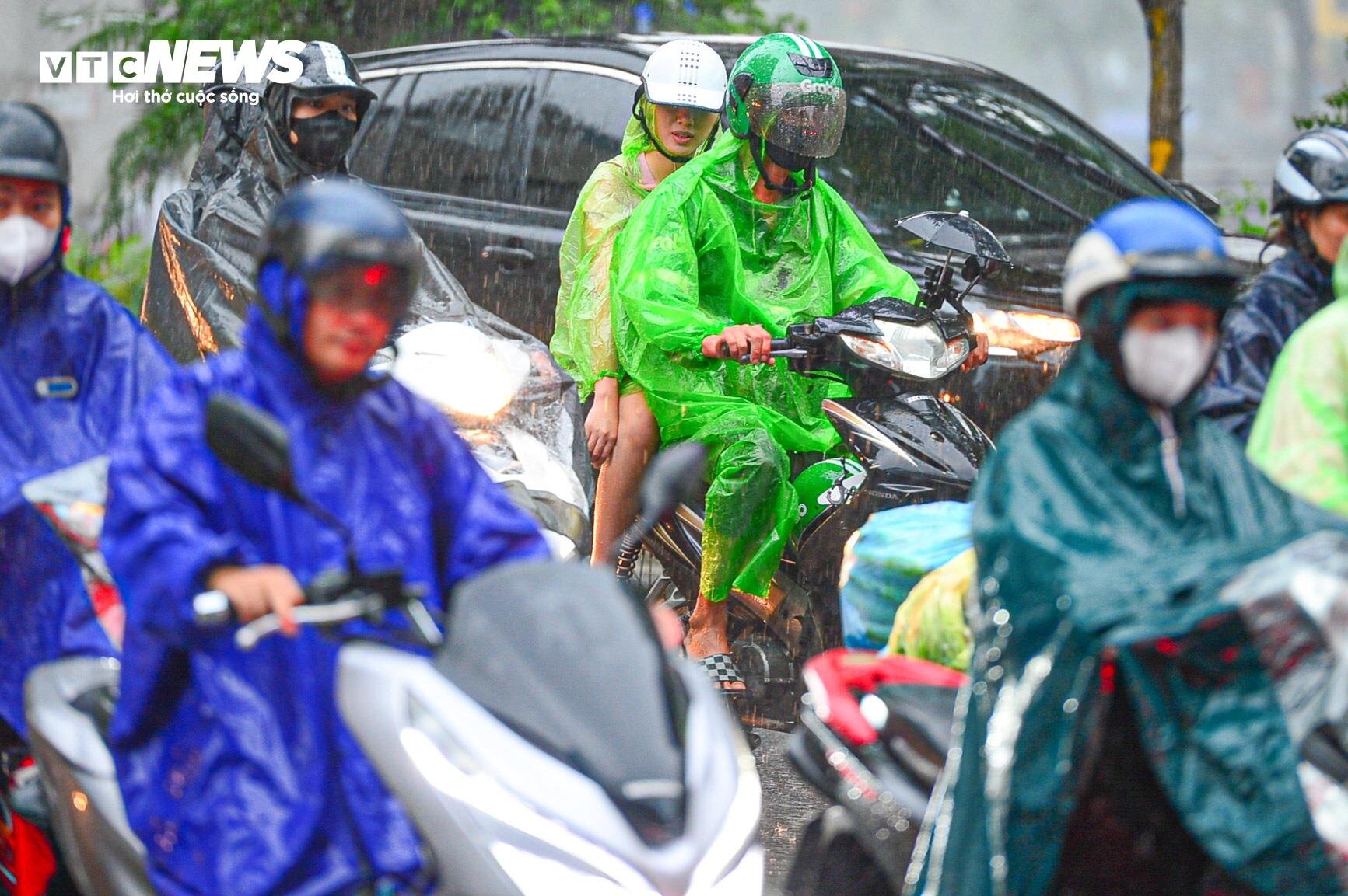 Giao thông Hà Nội hỗn loạn trong cơn mưa như trút nước - Ảnh 5.