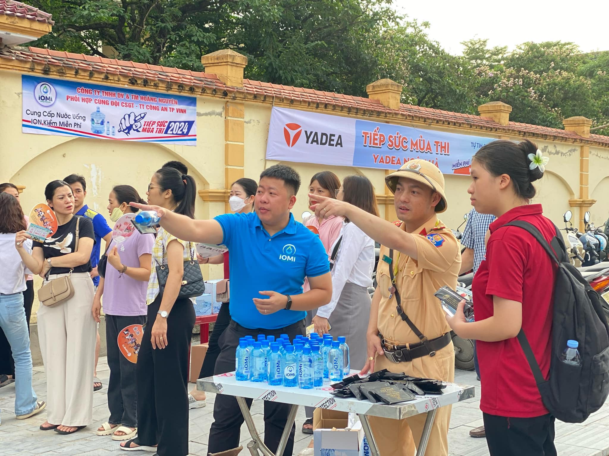 Hình ảnh đẹp các chiến sĩ công an hỗ trợ thí sinh, phụ huynh - Ảnh 4.