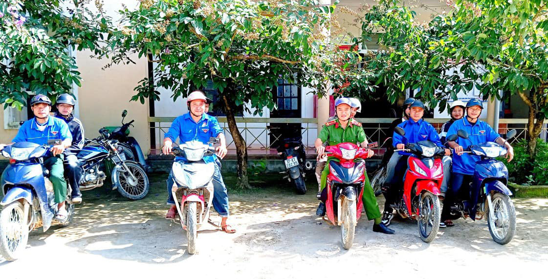 Hình ảnh đẹp các chiến sĩ công an hỗ trợ thí sinh, phụ huynh - Ảnh 3.