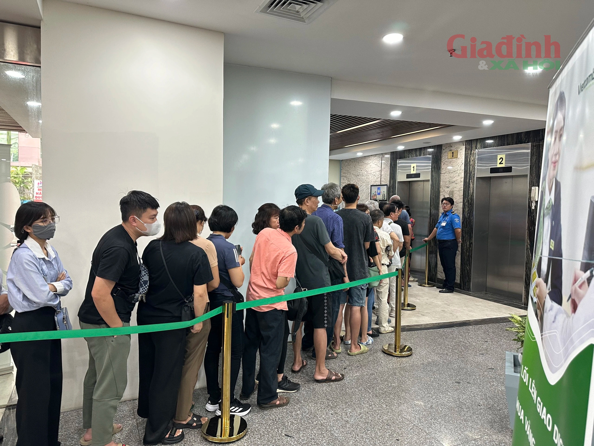 Ngân hàng Nhà nước công bố giá vàng miếng SJC ngày 6/6: Giá vàng tiếp tục giảm sâu, người dân 'đội mưa' xếp hàng dài chờ đến lượt mua vàng - Ảnh 1.