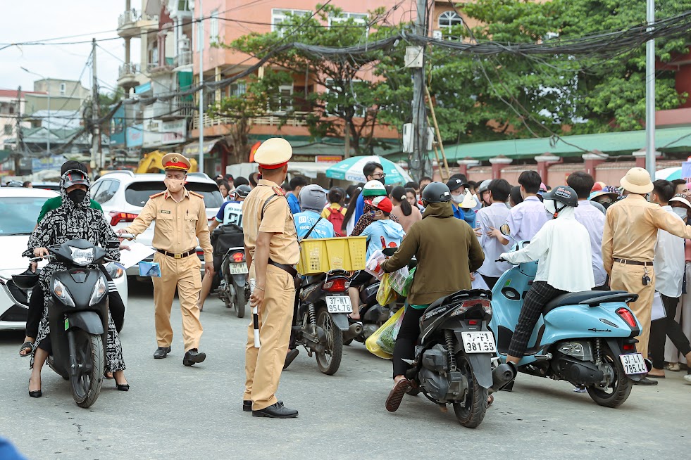 Hình ảnh đẹp các chiến sĩ công an hỗ trợ thí sinh, phụ huynh - Ảnh 2.