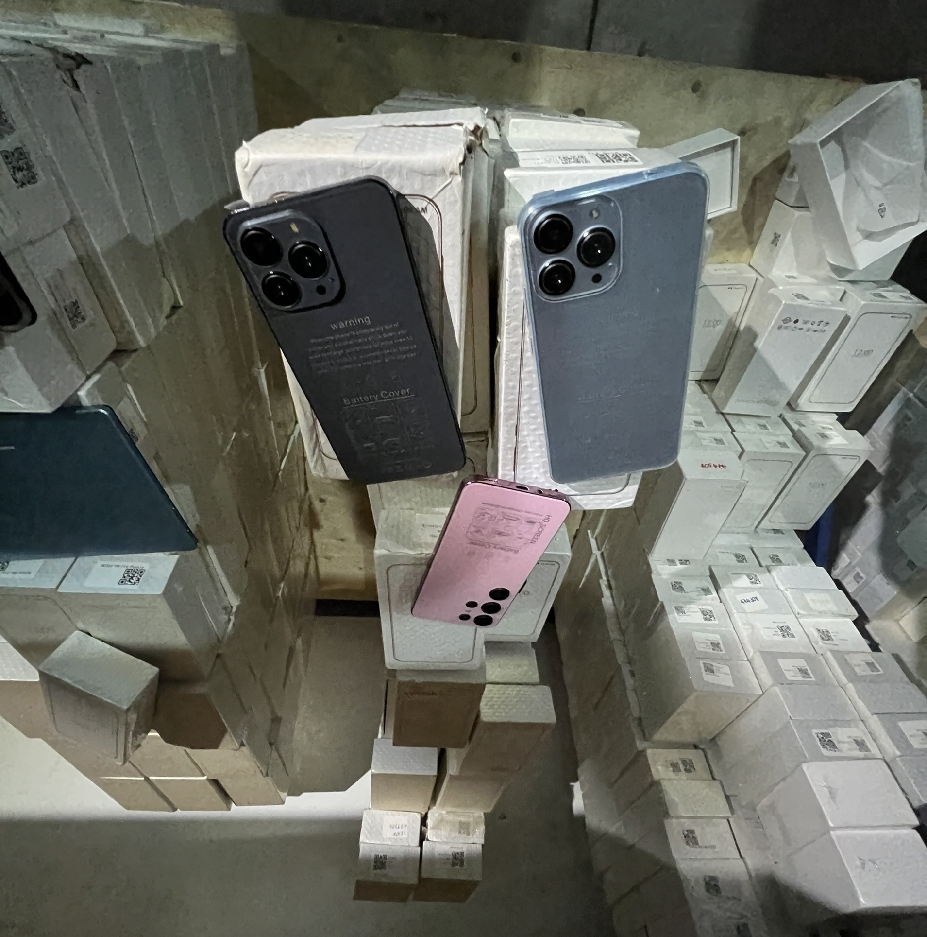 Phát hiện kho hàng chứa hàng ngàn điện thoại Iphone, máy tính bảng có dấu hiệu nhập lậu ở ngoại thành Hà Nội- Ảnh 4.