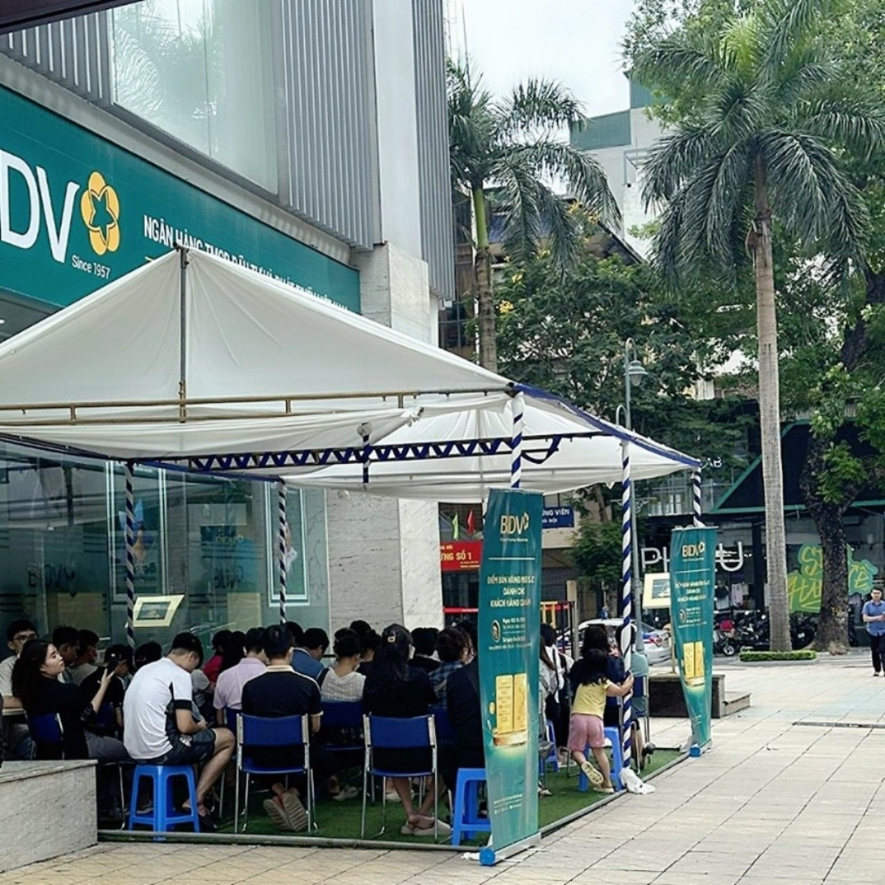Ngân hàng Nhà nước công bố giá vàng miếng SJC ngày 6/6: Giá giảm sâu, người dân 'đội mưa' chờ đến lượt mua vàng- Ảnh 1. Ngân hàng Nhà nước công bố giá vàng miếng SJC ngày 6/6: Giá giảm sâu, người dân 'đội mưa' chờ đến lượt mua vàng- Ảnh 1.