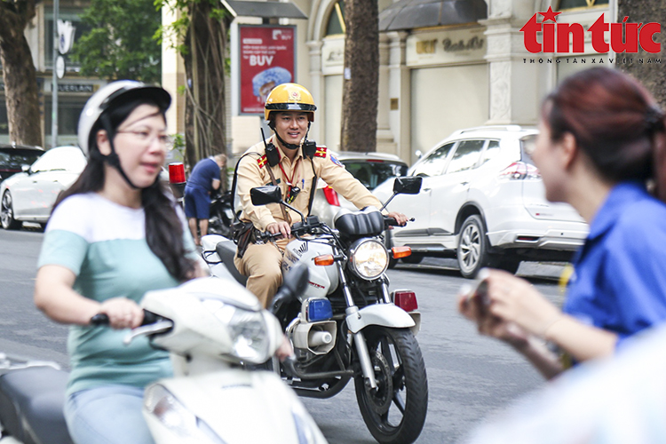 Các lực lượng tình nguyện sôi nổi hoạt động tiếp sức thí sinh thi vào lớp 10 ở Hà Nội - Ảnh 9.