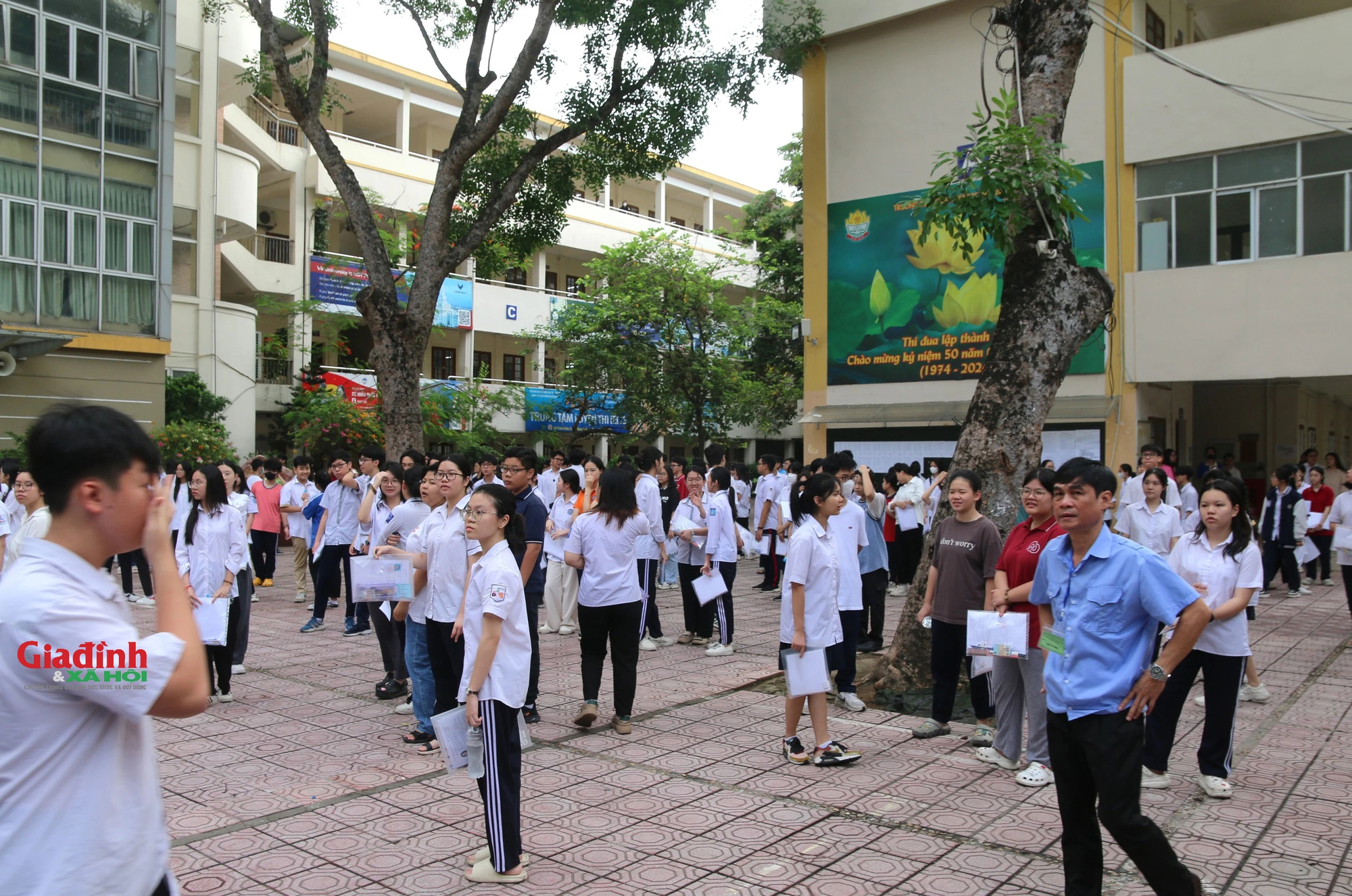 NSND Xuân Bắc đưa con trai 'Bi béo' đến trường THPT Kim Liên dự thi vào lớp 10- Ảnh 10.