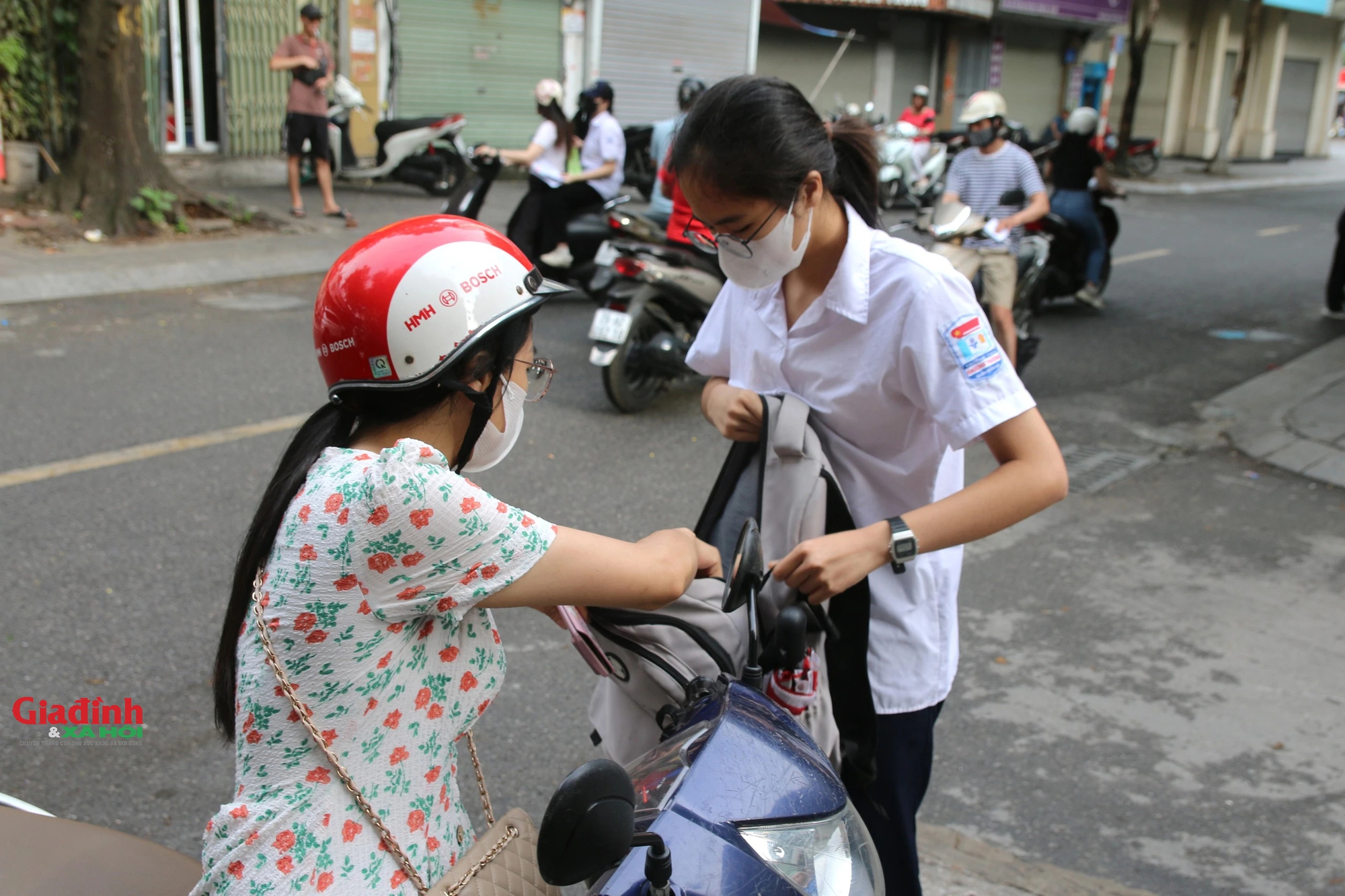 NSND Xuân Bắc đưa con trai 'Bi béo' đến trường THPT Kim Liên dự thi vào lớp 10- Ảnh 2.