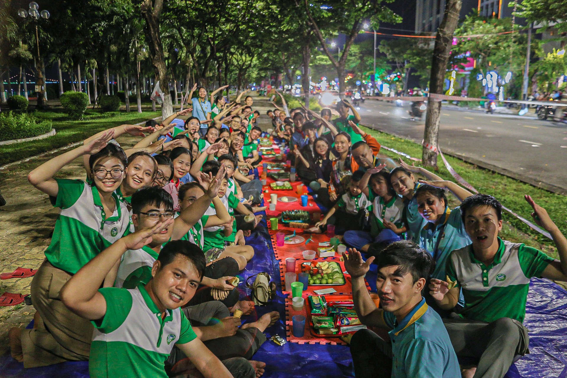 Hàng trăm bạn trẻ nán lại nhặt sạch rác sau đêm khai mạc lễ hội pháo hoa Đà Nẵng - Ảnh 12.