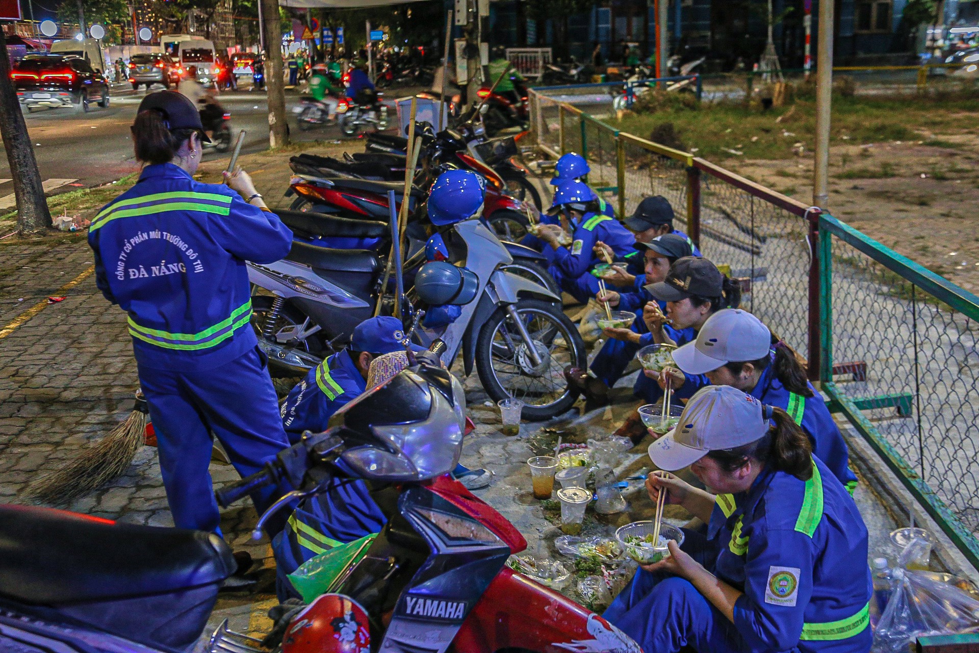 Hàng trăm bạn trẻ nán lại nhặt sạch rác sau đêm khai mạc lễ hội pháo hoa Đà Nẵng - Ảnh 11.