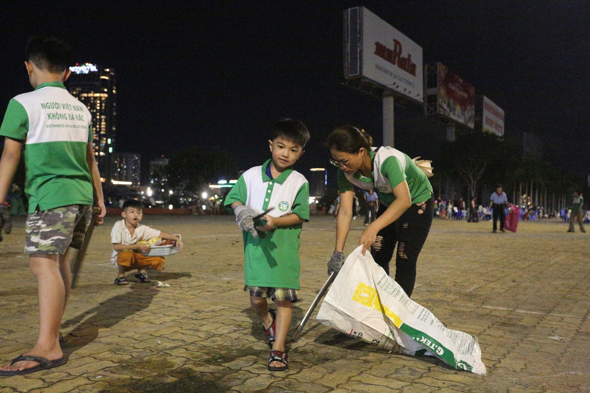 Hàng trăm bạn trẻ nán lại nhặt sạch rác sau đêm khai mạc lễ hội pháo hoa Đà Nẵng - Ảnh 7.