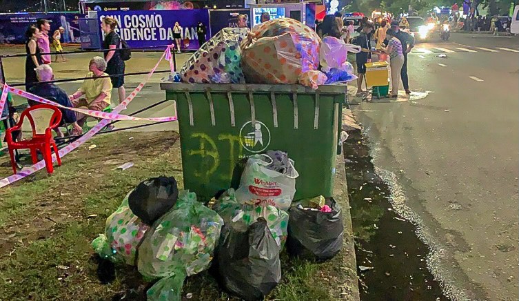Hàng trăm bạn trẻ nán lại nhặt sạch rác sau đêm khai mạc lễ hội pháo hoa Đà Nẵng - Ảnh 4.