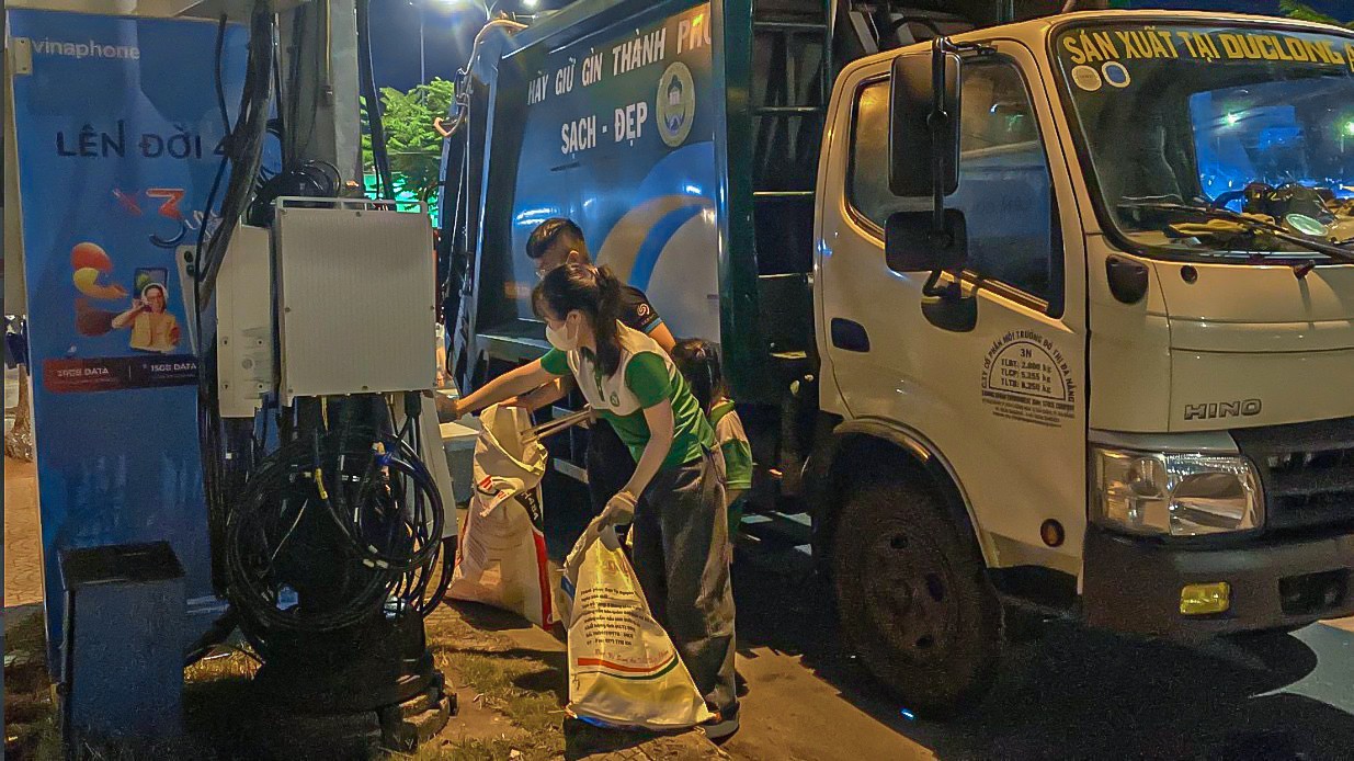 Hàng trăm bạn trẻ nán lại nhặt sạch rác sau đêm khai mạc lễ hội pháo hoa Đà Nẵng - Ảnh 3.