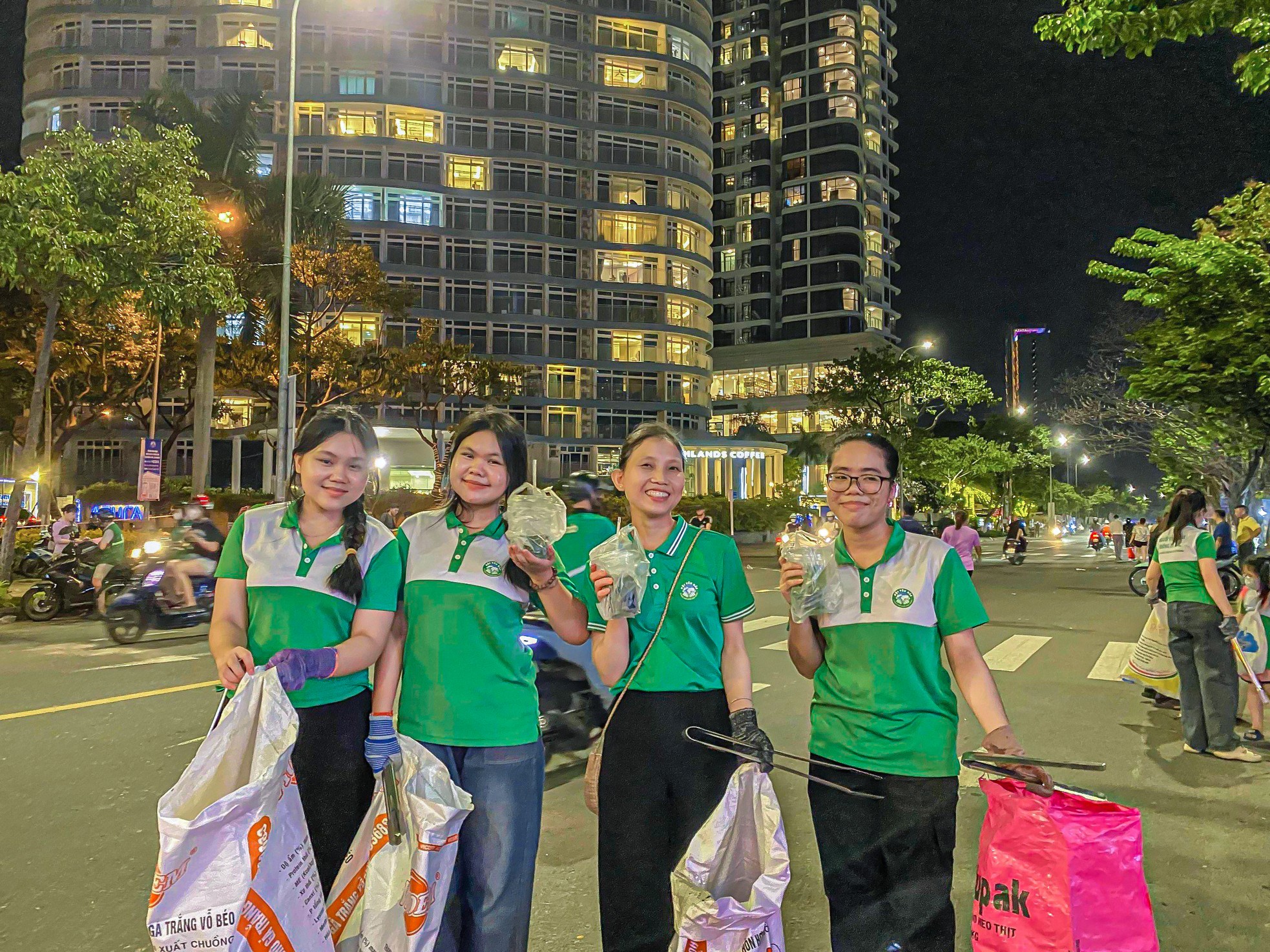 Hàng trăm bạn trẻ nán lại nhặt sạch rác sau đêm khai mạc lễ hội pháo hoa Đà Nẵng - Ảnh 2.