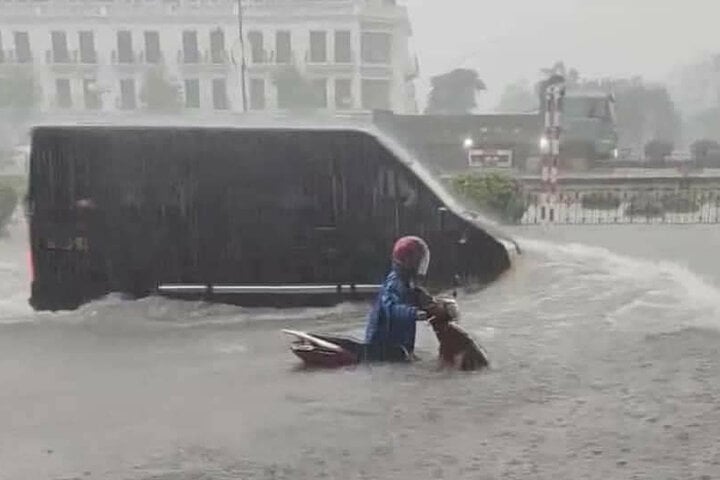Hải Phòng, Quảng Ninh mưa lớn, đường ngập lút bánh xe - Ảnh 1.