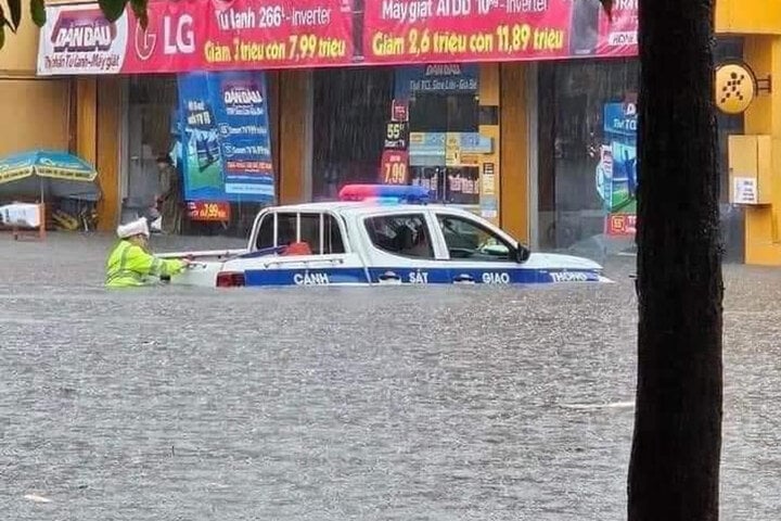 Hải Phòng, Quảng Ninh mưa lớn, đường ngập lút bánh xe - Ảnh 2.