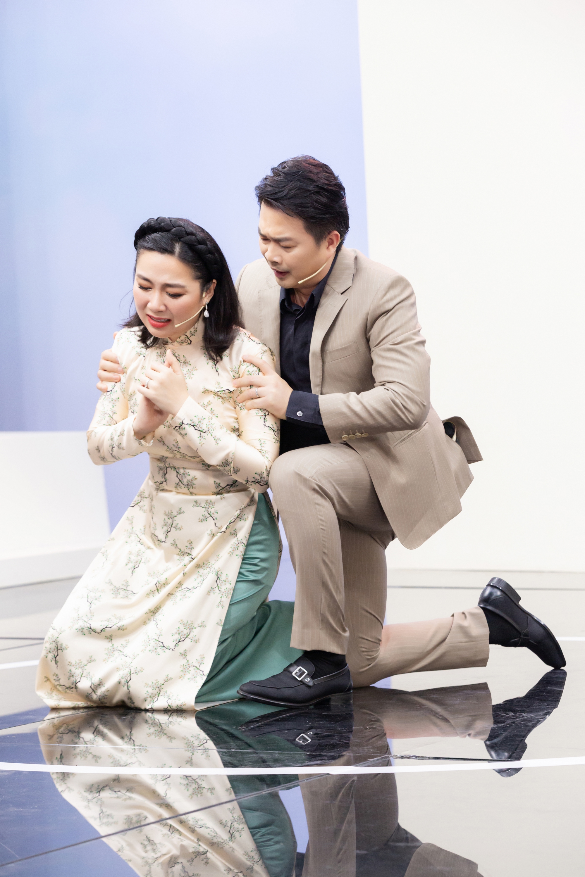 Vợ chồng Lê Khánh kể những lần thót tim trên sân khấu - Ảnh 1.