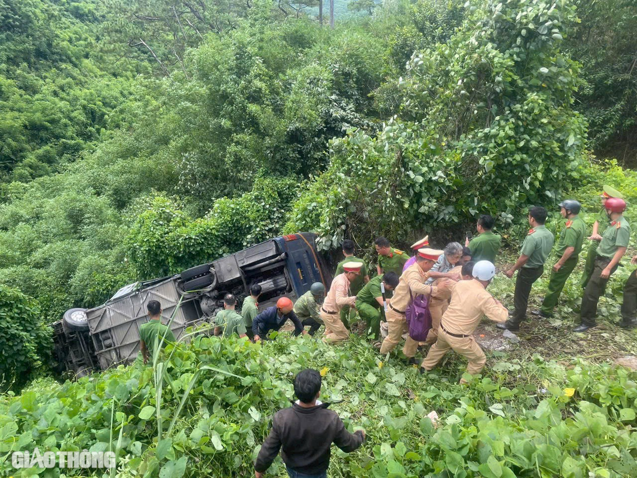 Hiện trường xe khách chở gần 50 người lao xuống vực ở Đắk Nông - Ảnh 4.