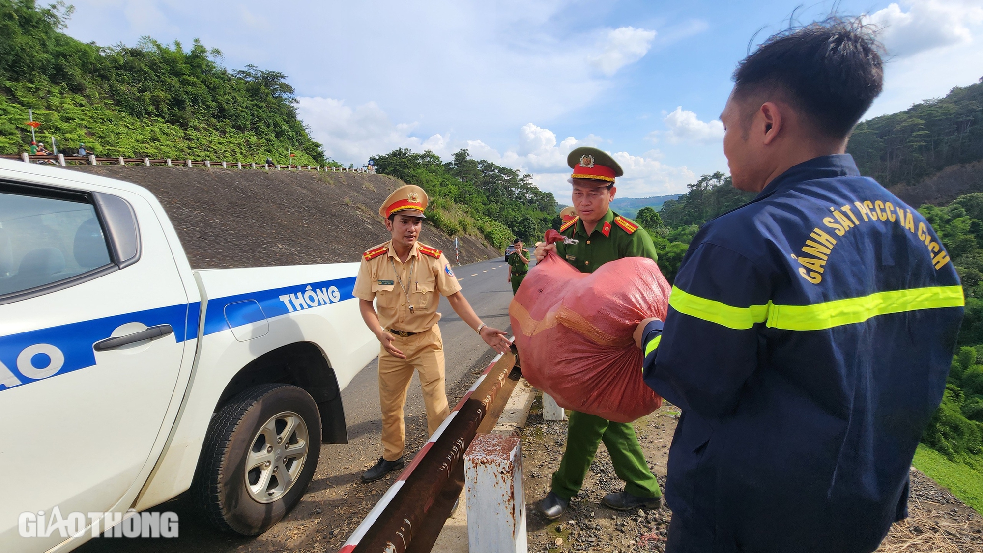 Hiện trường xe khách chở gần 50 người lao xuống vực ở Đắk Nông - Ảnh 6.