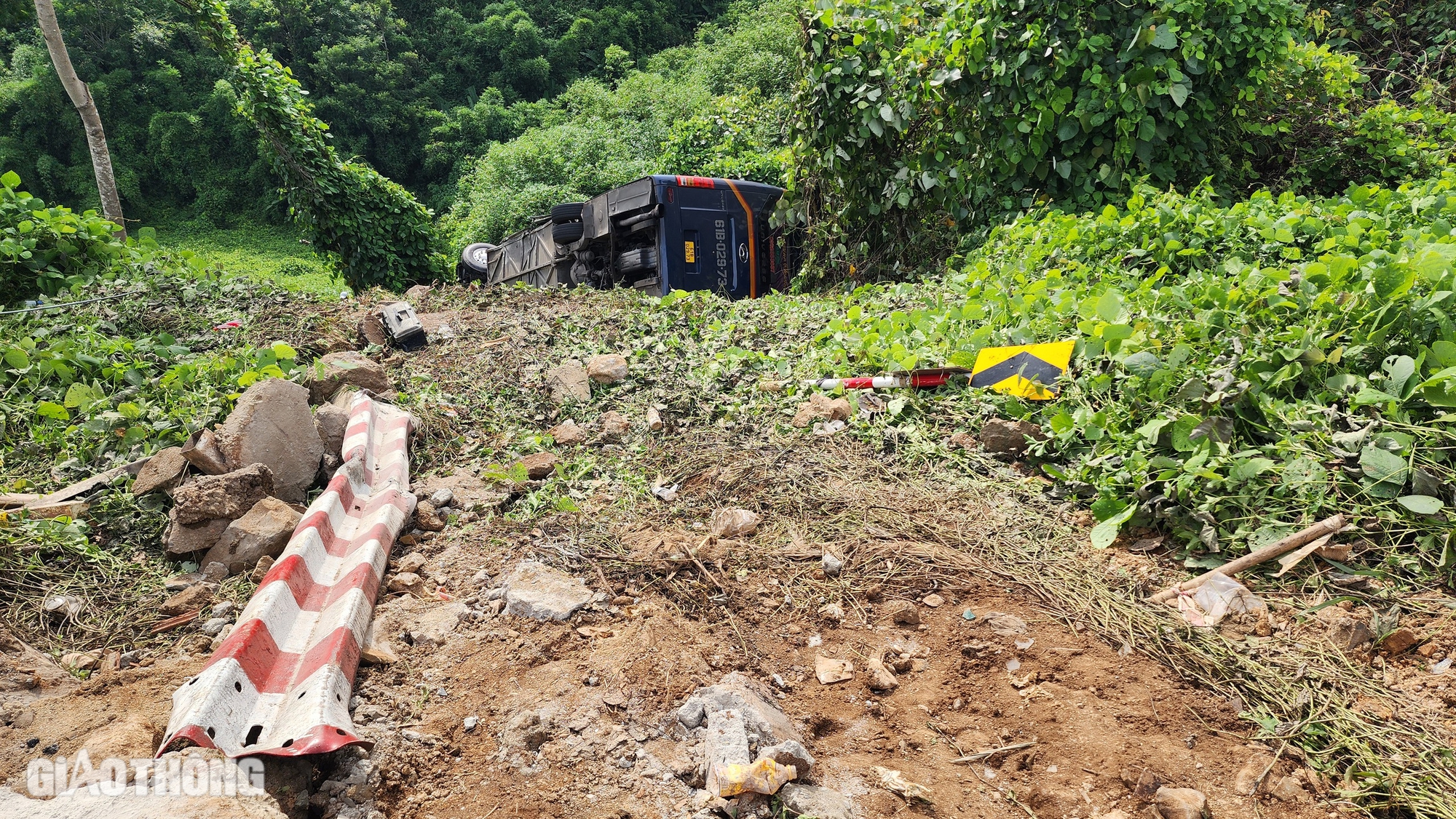 Hiện trường xe khách chở gần 50 người lao xuống vực ở Đắk Nông - Ảnh 8.