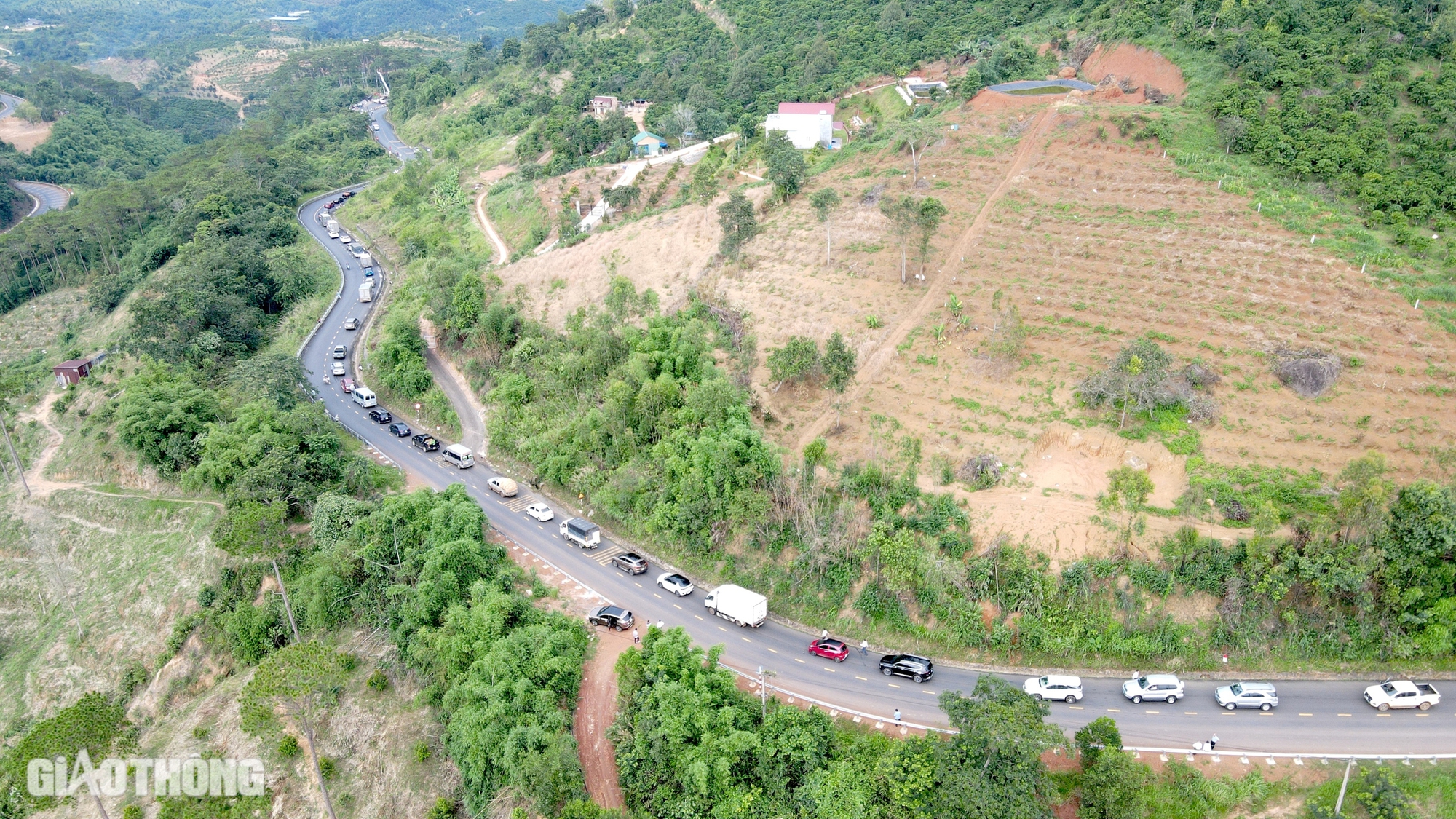 Hiện trường xe khách chở gần 50 người lao xuống vực ở Đắk Nông - Ảnh 9.