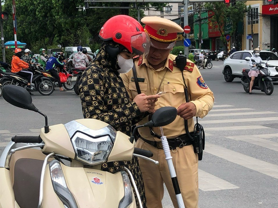 Tài xế đầu tiên ở Hà Nội bị tạm giữ giấy phép lái xe qua VNeID - Ảnh 1.