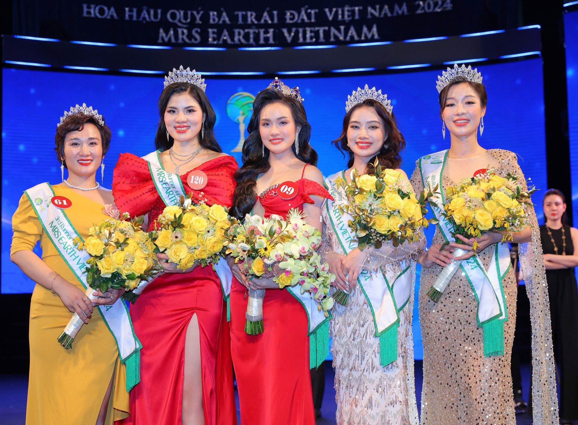 Cựu giám đốc ngân hàng đăng quang Mrs Earth Vietnam 2024- Ảnh 2.