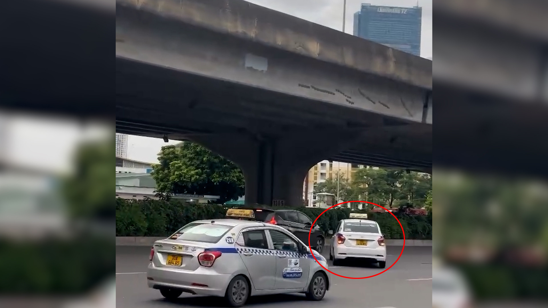 Công an triệu tập người lái taxi ngược chiều, đánh võng trên đường ở Hà Nội - Ảnh 2.