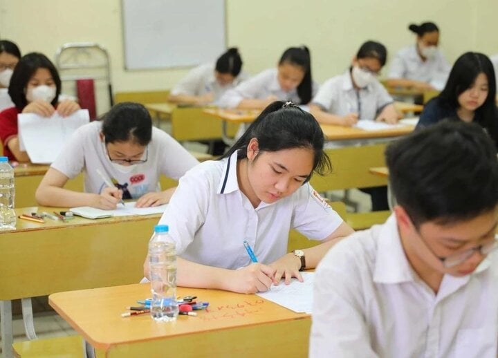 Một trường Hà Nội giảm hơn 16 điểm chuẩn vào lớp 10, có bất thường? - Ảnh 1.