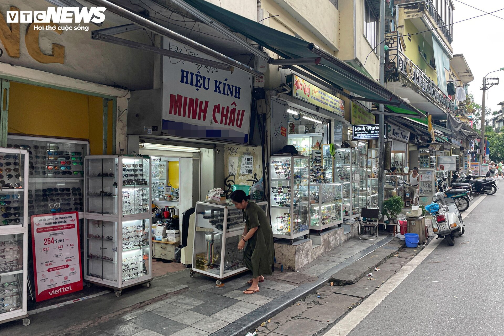 Những mặt bằng kinh doanh siêu nhỏ, siêu đắt ngự trên đất vàng Hà Nội - Ảnh 2.