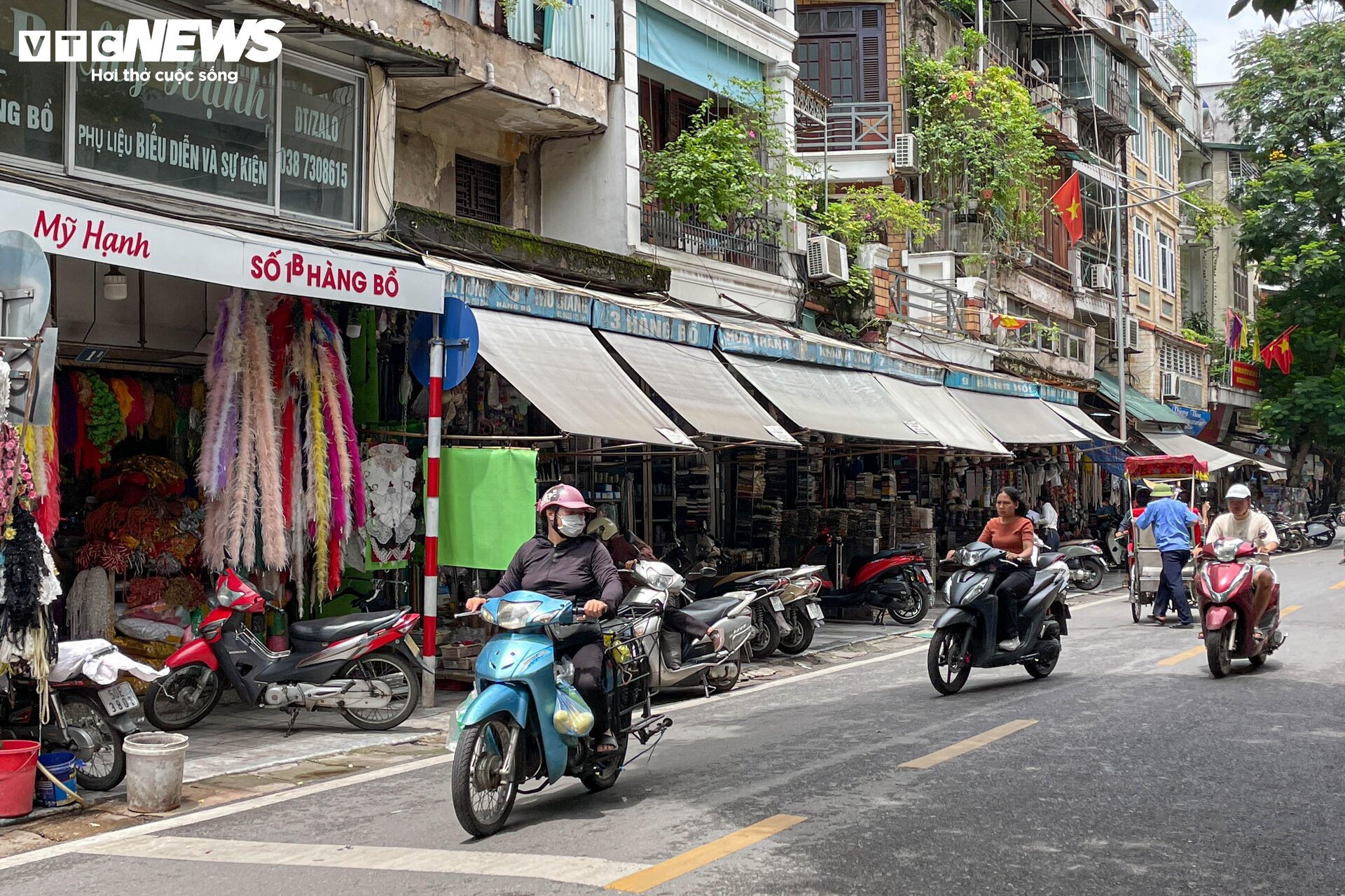 Những mặt bằng kinh doanh siêu nhỏ, siêu đắt ngự trên đất vàng Hà Nội - Ảnh 16.