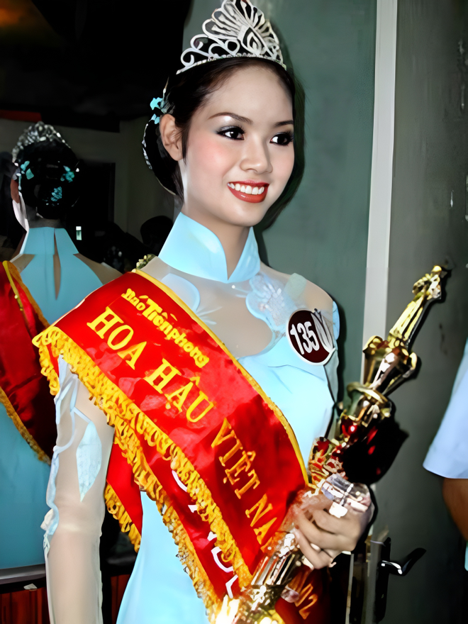 Hoa hậu đầu tiên thi Miss World: Du học ở Anh, kết hôn với mối tình đầu và nhan sắc hiện tại gây bất ngờ - Ảnh 2.