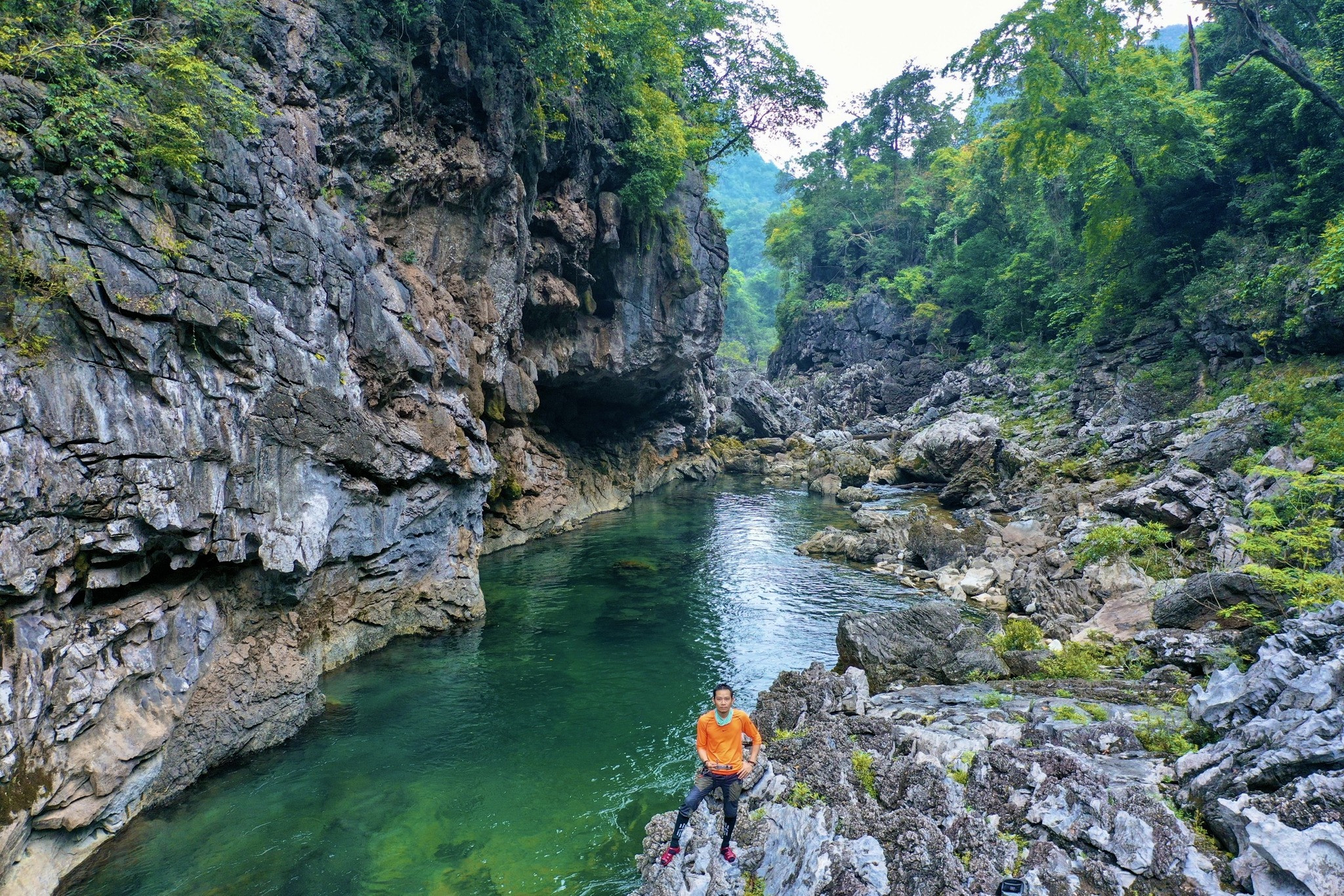 Khám phá hệ thống hang động Hung Thoòng nằm sâu trong khu rừng nguyên sinh- Ảnh 1.