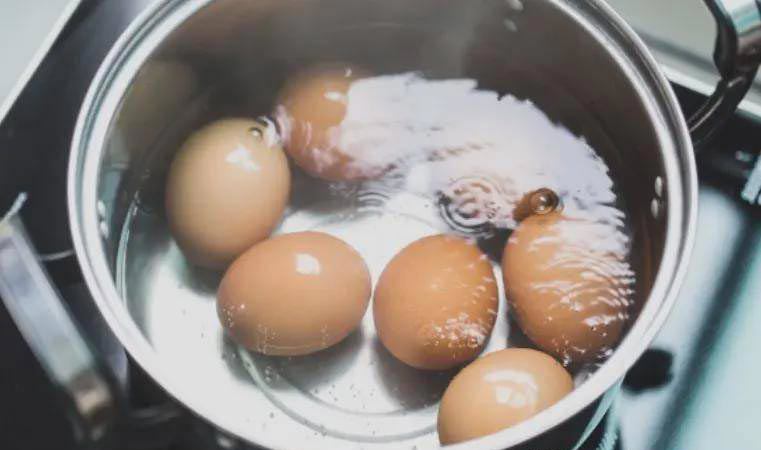 Luộc trứng dùng nước sôi hay nước lạnh đều sai bét, nhớ 5 điểm này, luộc xong chỉ chạm nhẹ là vỏ tự bong - Ảnh 1.