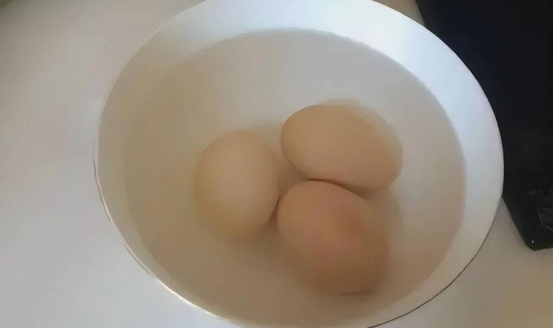 Luộc trứng dùng nước sôi hay nước lạnh đều sai bét, nhớ 5 điểm này, luộc xong chỉ chạm nhẹ là vỏ tự bong - Ảnh 2.