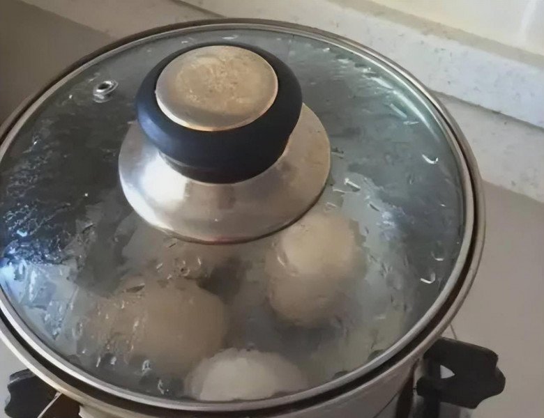 Luộc trứng dùng nước sôi hay nước lạnh đều sai bét, nhớ 5 điểm này, luộc xong chỉ chạm nhẹ là vỏ tự bong - Ảnh 4.
