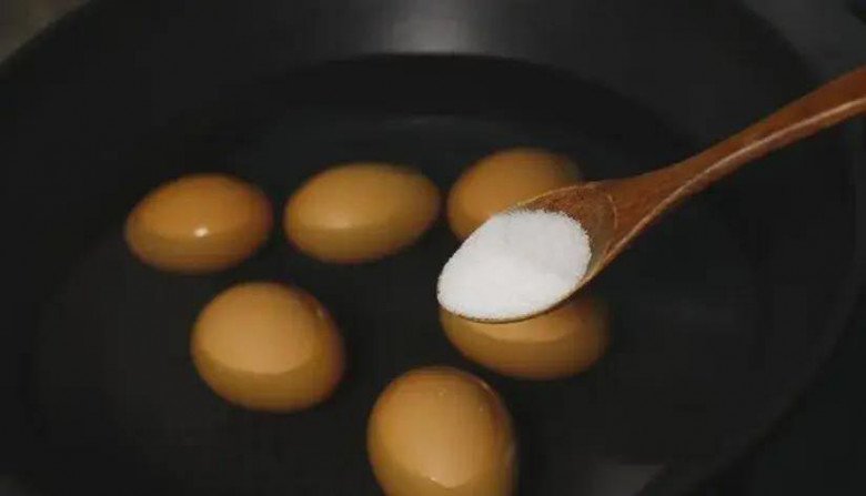 Luộc trứng dùng nước sôi hay nước lạnh đều sai bét, nhớ 5 điểm này, luộc xong chỉ chạm nhẹ là vỏ tự bong - Ảnh 5.